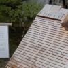 Die alte Dachbedeckung eines Tempelgebäudes