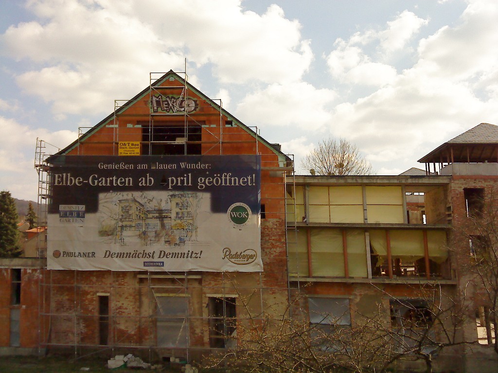 Plakat an der Fassade des Elbe-Gartens beim Körnerplatz